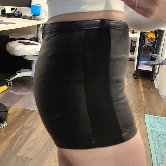 Black faux leather shorts - Picture 2 of 5